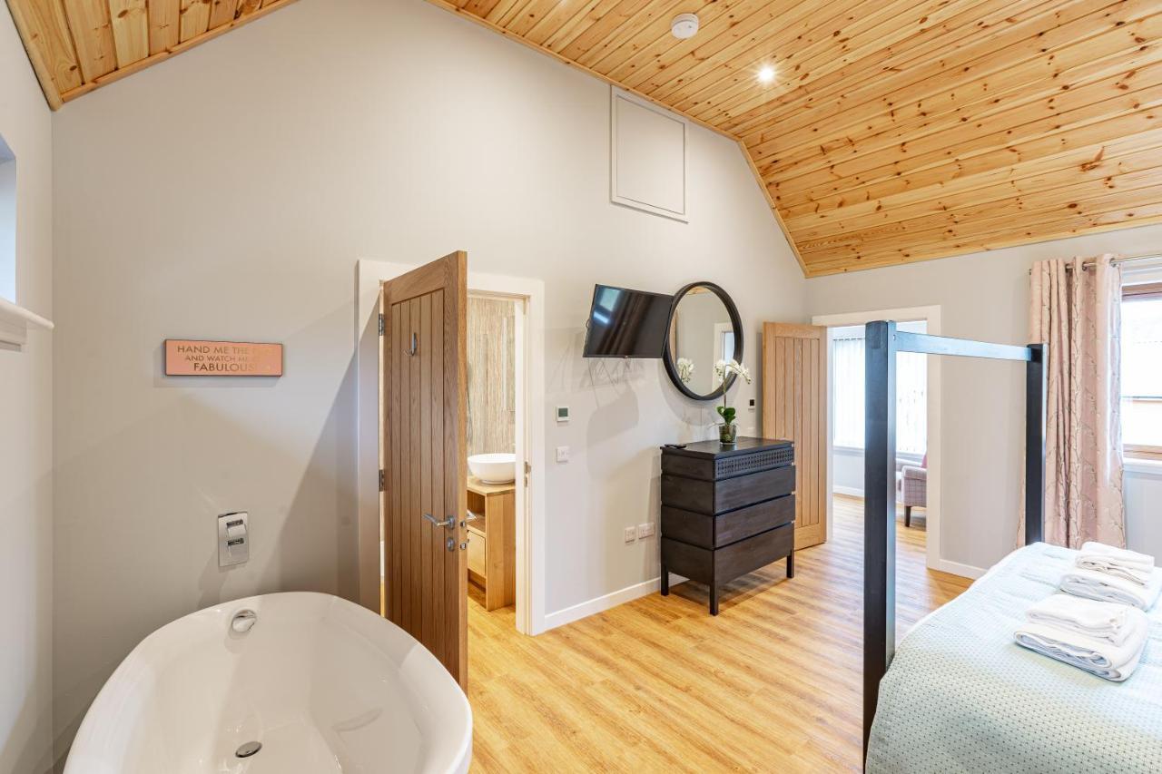 Thistle Lodge 21 With Hot Tub Belladrum Exterior photo